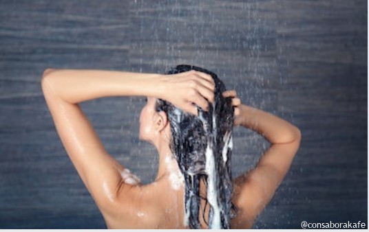 como lavar tu cabello correctamente