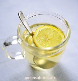 Beneficios del agua tibia con limón